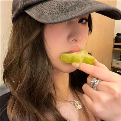 端盘子的姑娘